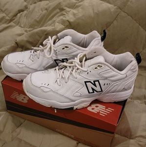 New Balance Womens 608 9 1/2 D in Excellent Pre-Owned Condition